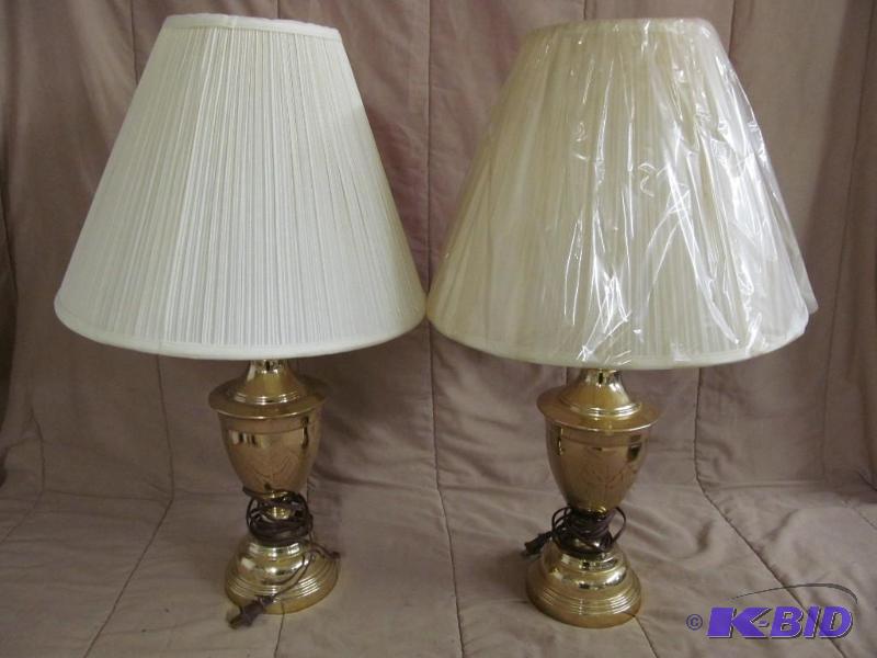 lot 98 image: Lamp
