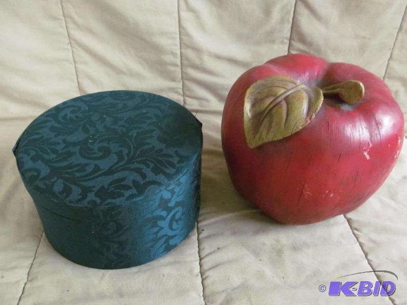 lot 99 image: Decor