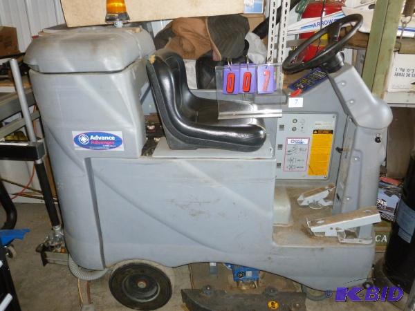 Advance advenger 36 volt floor scrubber and v...
