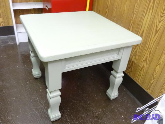 Vintage Wood End Table. Very nice hsape. 26 X...