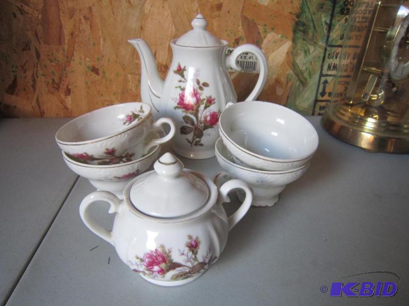 Floral Pattern Set of Tea Pot, 4 Cups, Covered Sugar