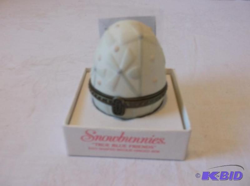 lot 3 image: Department 56 snowbunny &quotTRUE BLUE FRIEN...