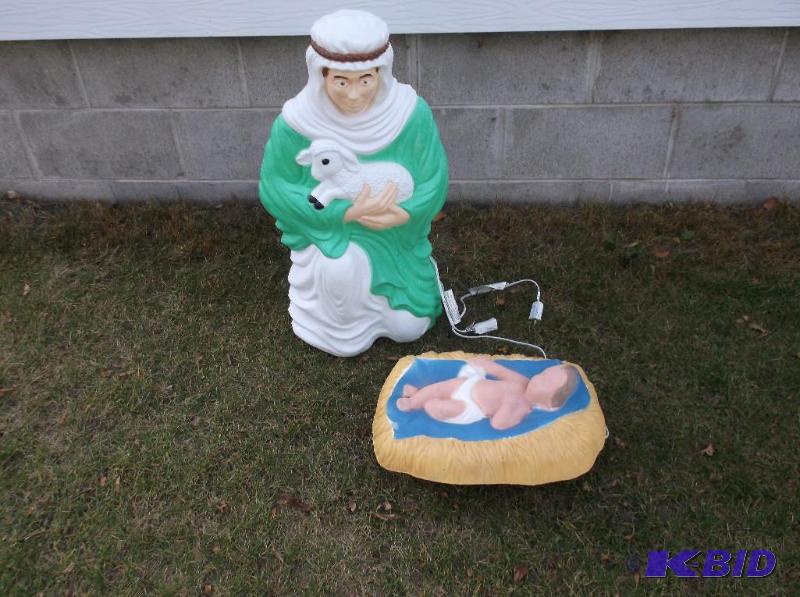 lot 32 image: Lighted baby Jesus & Wiseman in great con...