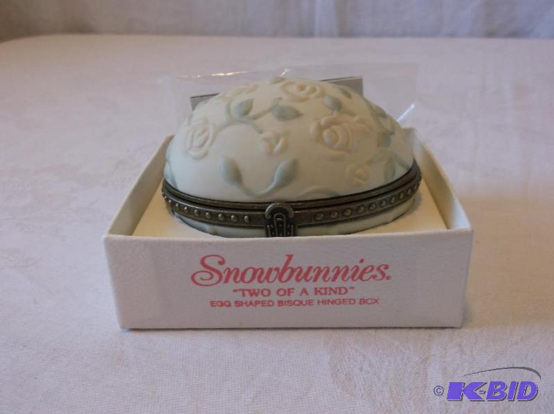 lot 8 image: Department 56 snowbunny " TWO OF A KIND&...