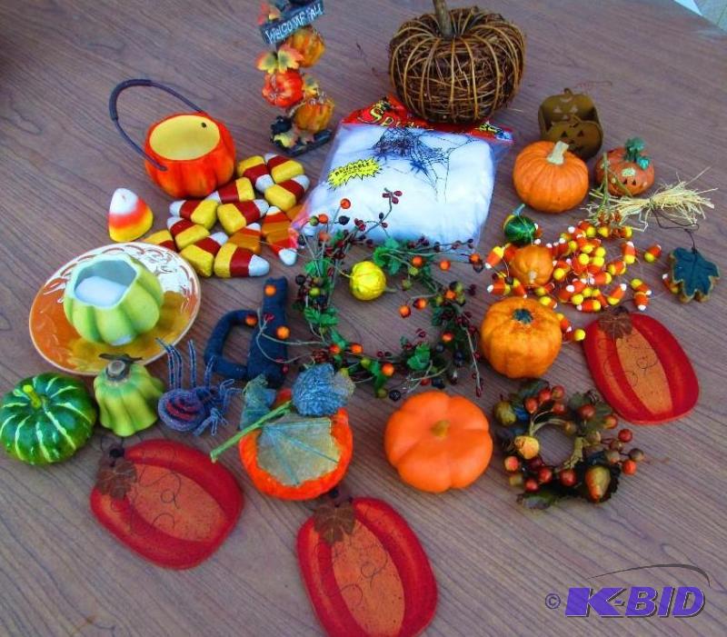 Lot ofassorted fall and harvest dcor...
