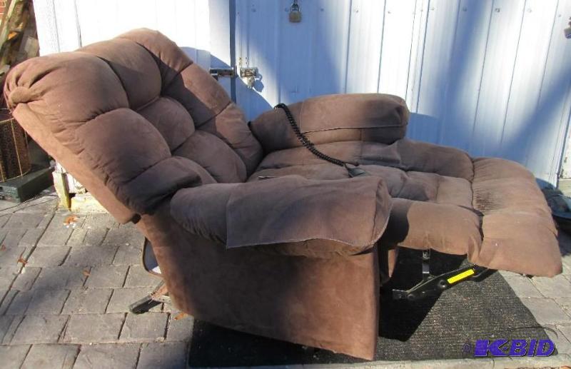 lot 1 image: New lift chair, with controller, raises and l...