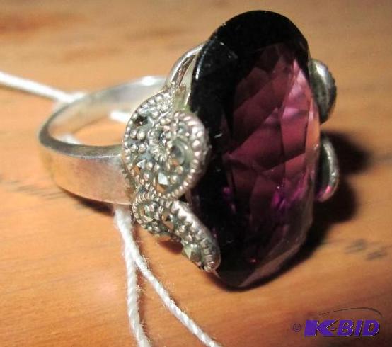 lot 39 image: Ring with large purple stone...