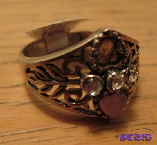 lot 40 image: Ring, top heart stone is missing...