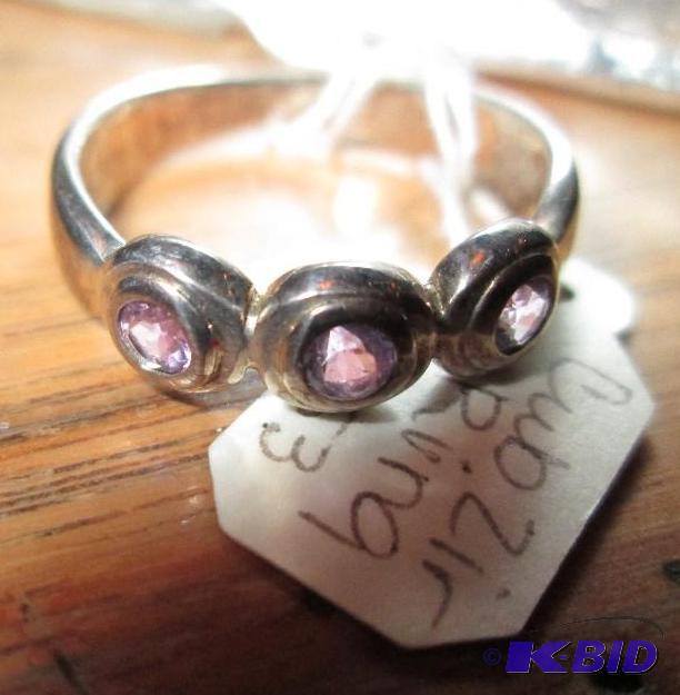 lot 49 image: Ring with purple stones...