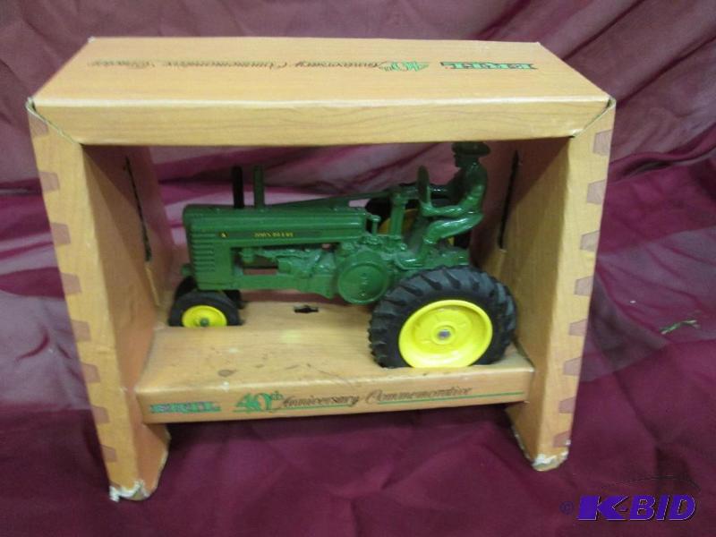 lot 66 image: Ertl John Deere 116 scale model tractor, 40t...
