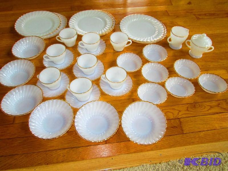 lot 86 image: Anchor Hocking white tableware set...