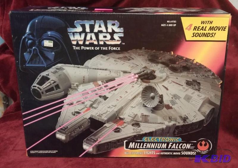 MILLENNIUM FALCON. NEVER BEEN OPENED...