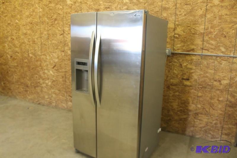 LIKE NEW LG ULTRA-LARGE CAPACITY SIDE-BY-SIDE REFRIGERATOR WITH ICE & WATER DISPENSER