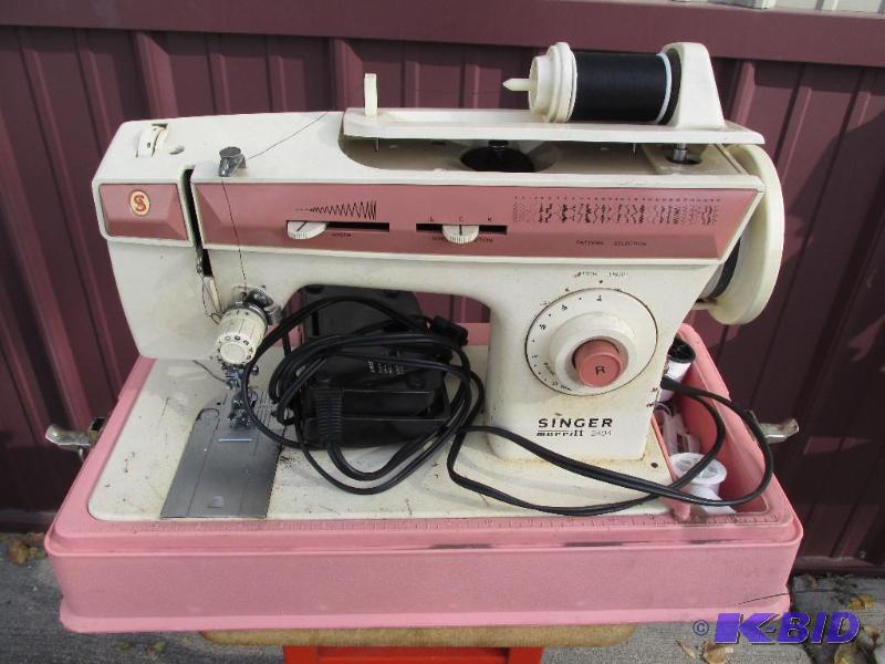 lot 11 image: Sewing Machine