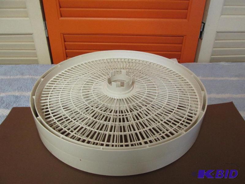 lot 115 image: 2 Trays for American Harvest Dehydrator