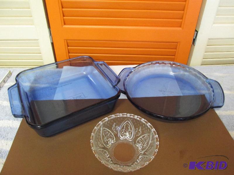 lot 125 image: 2 Anchor Hocking Baking Dishes  small dish