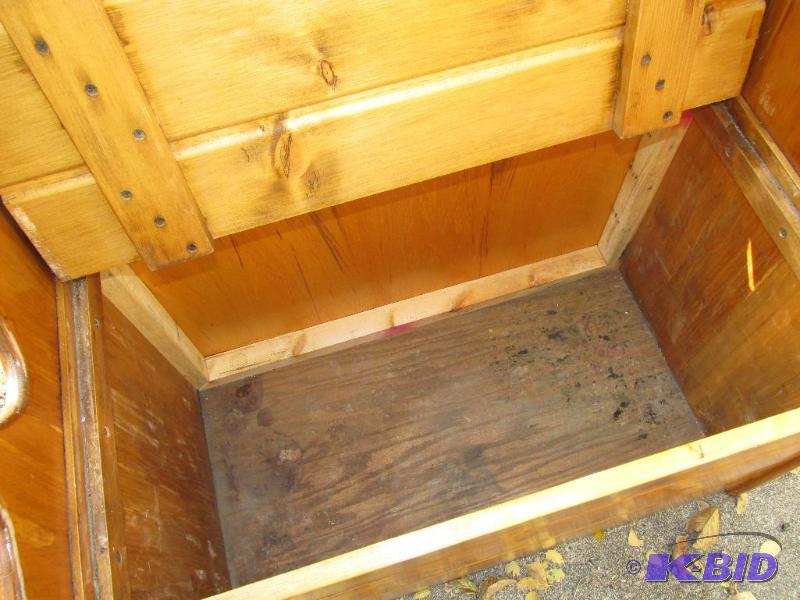 lot 13 image: Wooden Bench with Storage