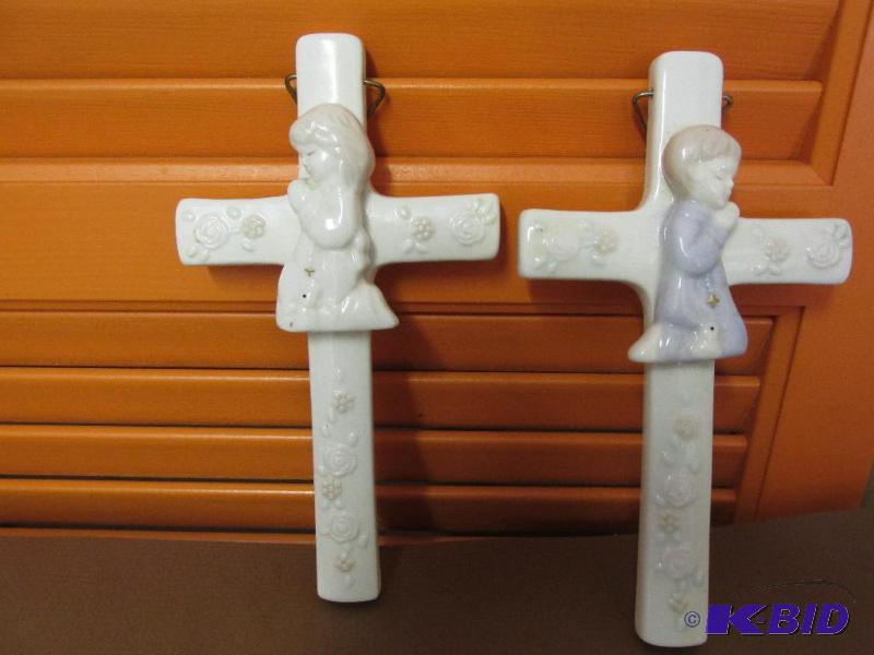lot 136 image: 2 Adorable Wall Hangers - Crosses for a boy and a girl