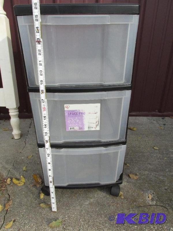 lot 19 image: 3-Drawer Plastic Cabinet