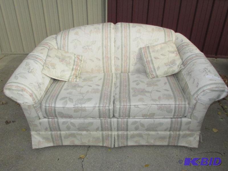 lot 21 image: Very Nice Love Seat, Flexsteel