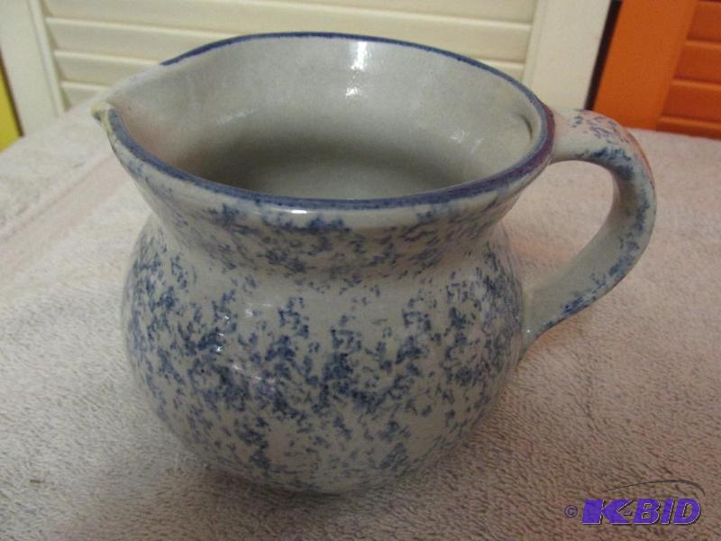 lot 26 image: Excellent Condition Red Wing Pitcher