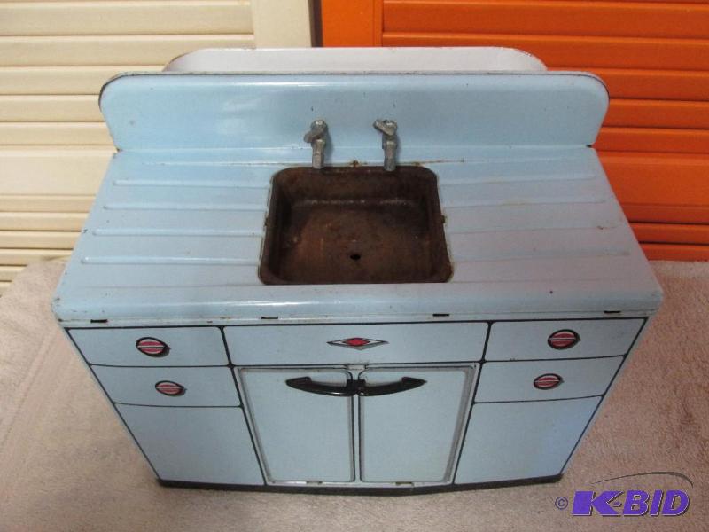 lot 37 image: Vintage Childs Tin Kitchen Sink