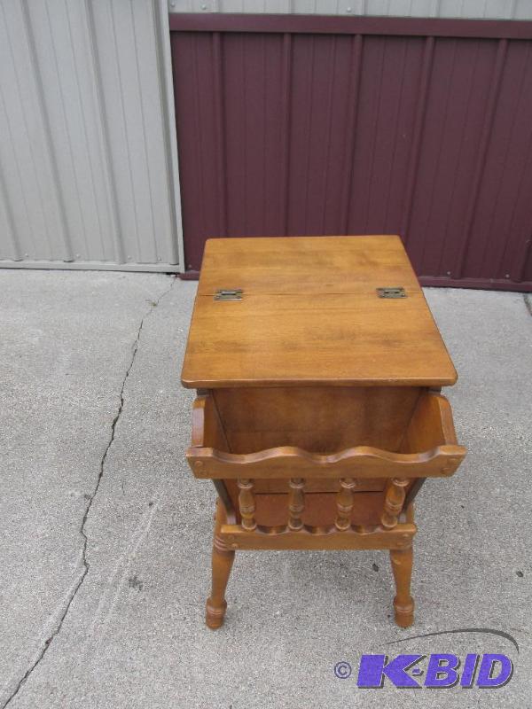 lot 4 image: Very nice End Table