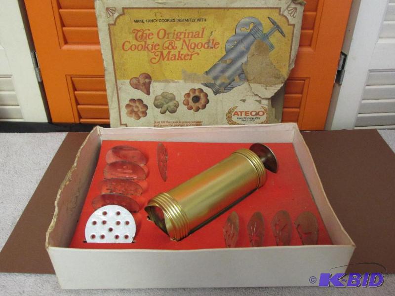 lot 48 image: Vintage Cookie Press