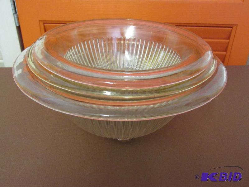 lot 56 image: 3 Rolled Rim Glass Bowls - 9, 8, 7 sizes