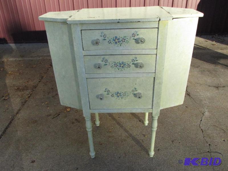 lot 74 image: Adorable Little Table with Drawers and 2 Deep Pockets