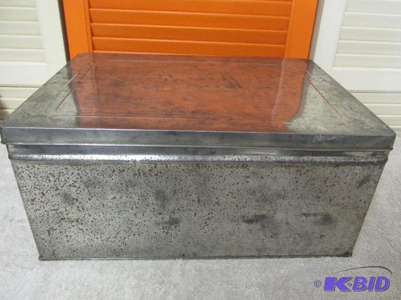 lot 77 image: Good Sized Vintage Metal Box