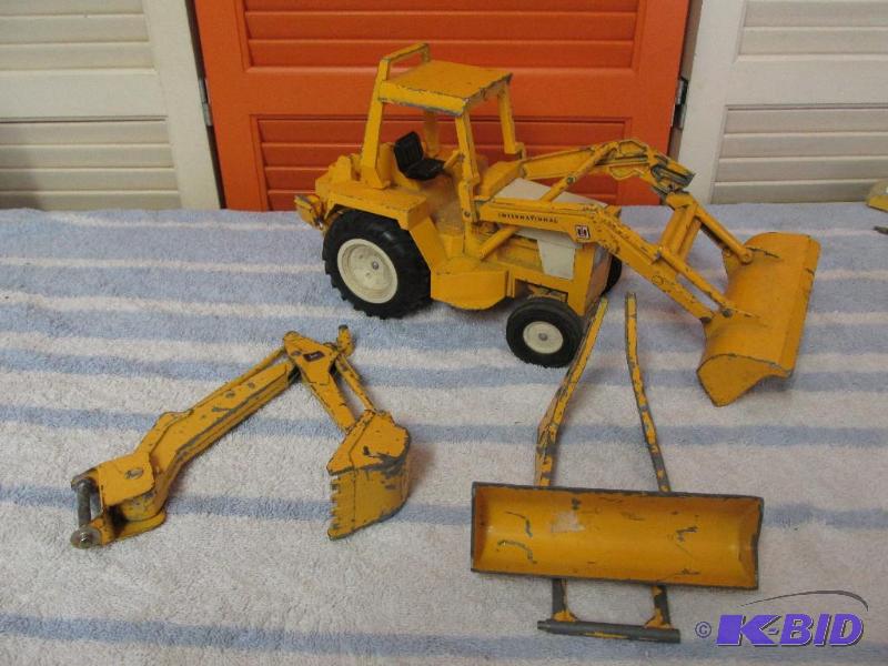 lot 97 image: Vintage, Antique, Collectible International Bull Dozer, plus more