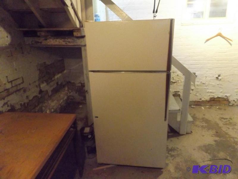 lot 2 image: Refrigerator, needs to be cleaned....