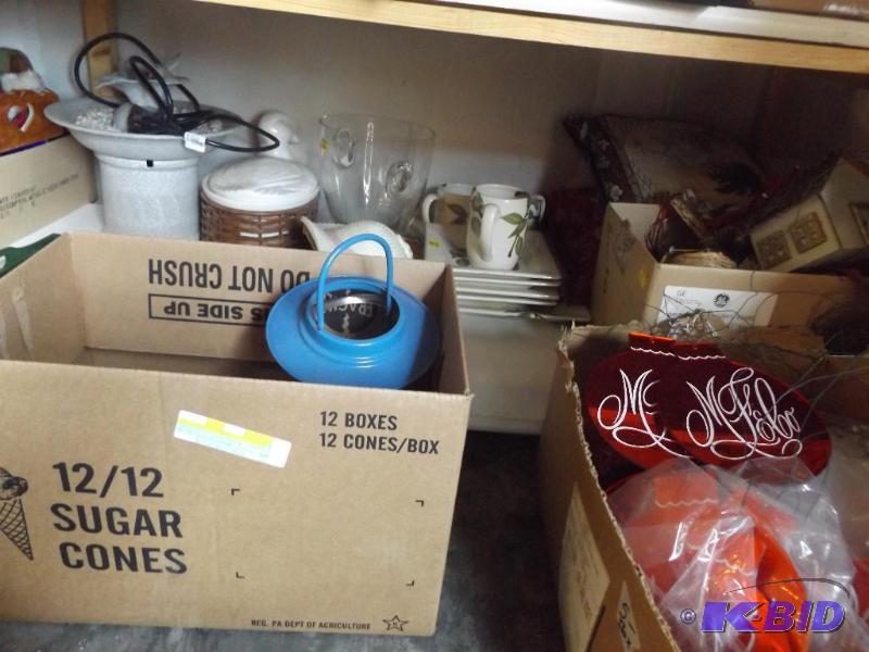 lot 27 image: Lot of household items, decorations, dishes...