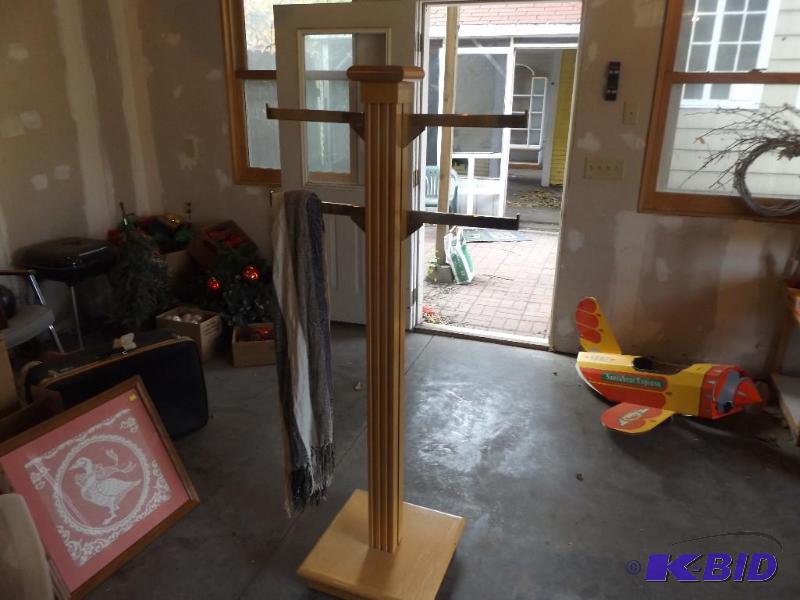 lot 36 image: Coat rack, hall tree...