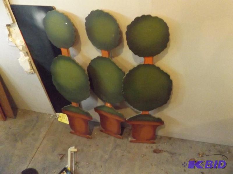 lot 47 image: Decorations...