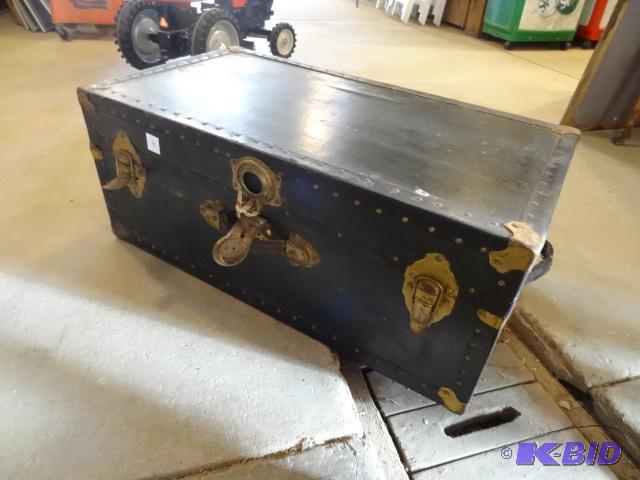 Vintage Foot Locker Includes Original Lock an...