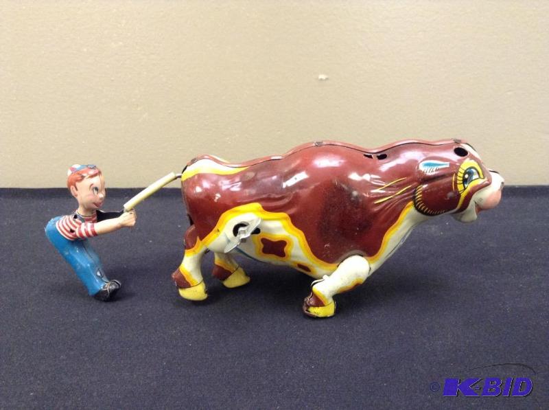 lot 61 image: Tin Toy Wind Up Bull - Mikuni Japan