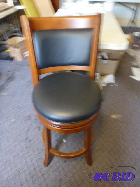 24&quot Swivel Bar STool Very nice condition...