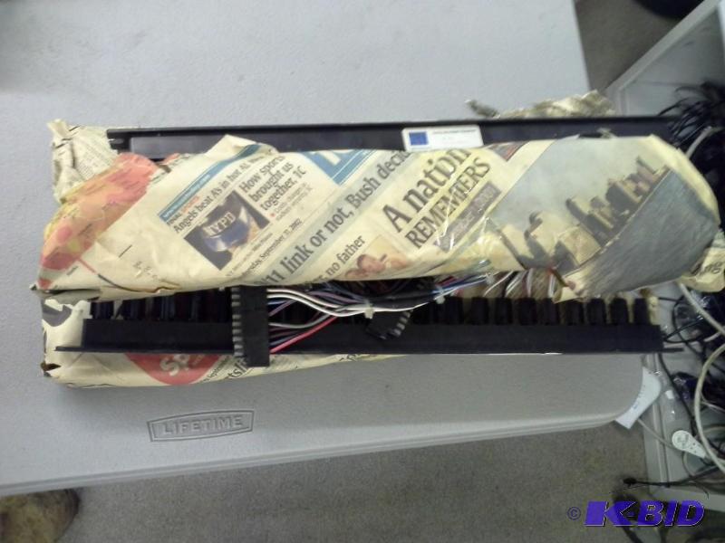 lot 113 image: STRIP DASH INDICATOR LIGHTS GILLIG 50-13935-001  21 LAMPS