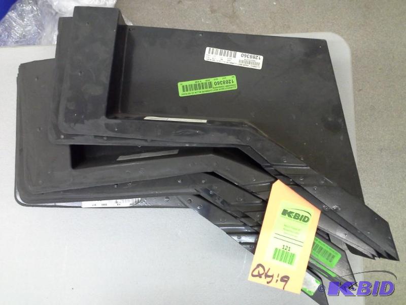 lot 121 image: CLOSEOUT REAR SEAT-CURBSIDE GILLIG 43-15316-002              (armrest)
