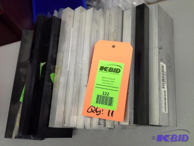 lot 122 image: EXTRUSION HORIZONTAL EXIT DOORS GILLIG 40-34615-010.26