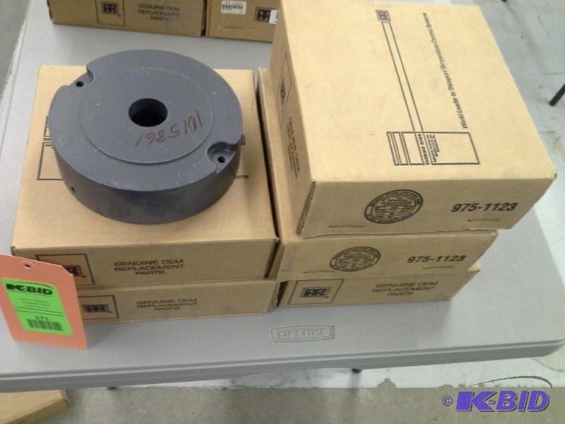 lot 171 image: SHIELD AC CONDENSER MOTOR GILLIG 77-1727  94 FLYER