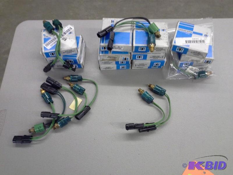 lot 184 image: SWITCH AC HIGH PRESSURE CUT-OUT 792 GILLIG  86.77900.0542