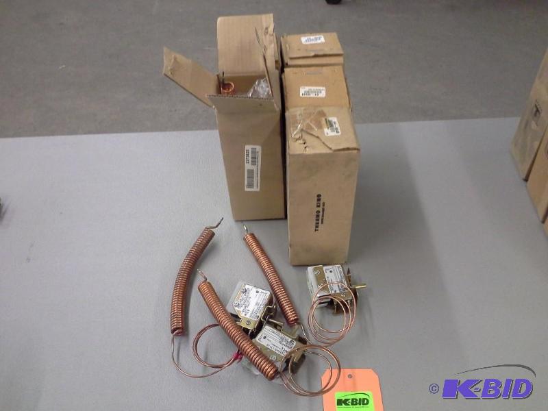 lot 186 image: THERMOSTAT UNITED ELECTRIC CONTROLS 792 GILLIG 86.77900.0536