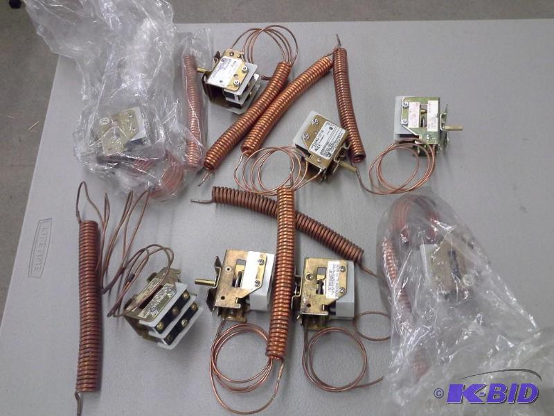 lot 187 image: THERMOSTAT UNITED ELECTRIC CONTROLS 792 GILLIG 86.77900.0536