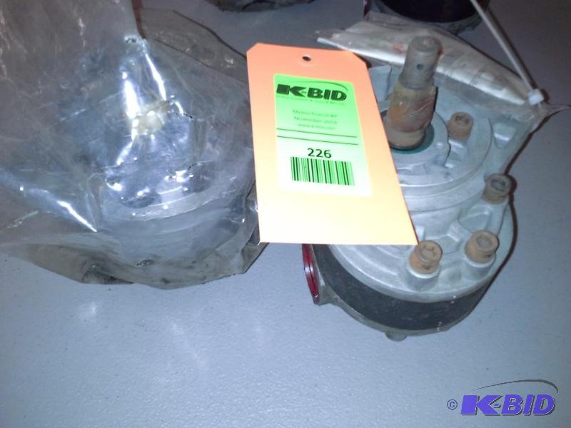 lot 226 image: MOTOR HYDRAULIC FAN 2200 SERIES GILLIG 53-26580-004 SEE COMMENTS