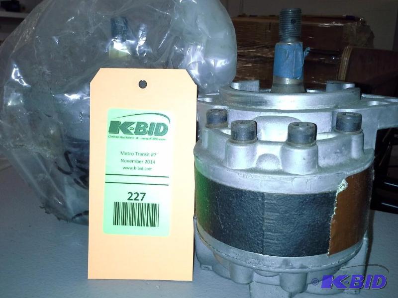 lot 227 image: MOTOR HYDRAULIC FAN 2200 SERIES GILLIG 53-26580-004 SEE COMMENTS