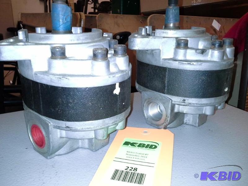 lot 228 image: MOTOR HYDRAULIC FAN 2200 SERIES GILLIG 53-26580-004 SEE COMMENTS