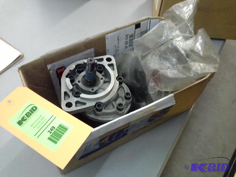 lot 249 image: MOTOR HYDRAULIC FAN 2200 SERIES GILLIG 53-26580-004 SEE COMMENTS